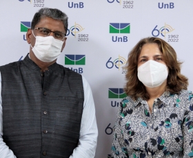 Reunião entre a UnB e a Embaixada da Índia. Na foto: o embaixador da Índia Suresh Reddy, e a reitora da UnB Márcia Abrahão. Foto: Beto Monteiro/Ascom UnB. 05/05/2022